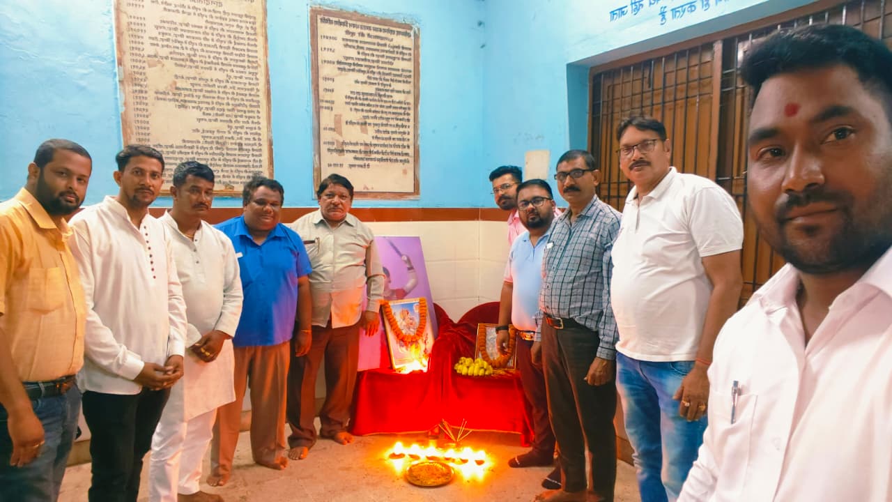 रायपुर जिला युवामंच के पदाधिकारी डगनिया भवन में ईष्ट देव की पूजा-अर्चना करते हुए