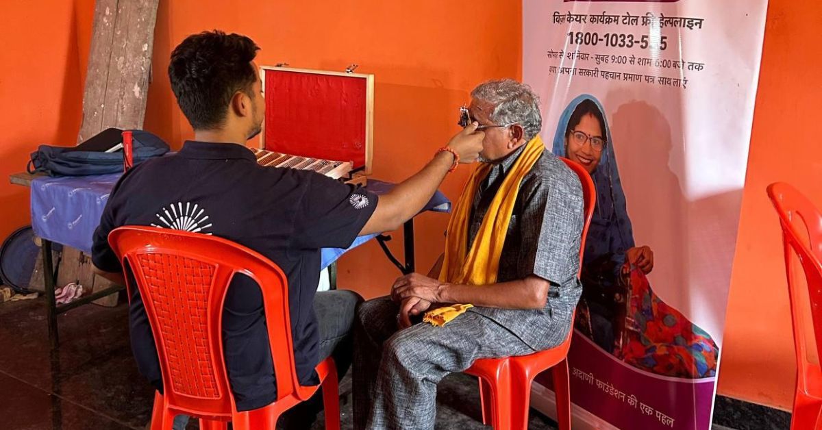 अदाणी फाउंडेशन द्वारा रायपुर जिले के खम्हारिया गांव में मेगा हेल्थ कैंप का आयोजन, ग्रामीण स्वास्थ्य जांच कराते हुए