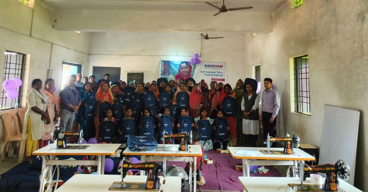 कुंजेमुरा में अदाणी फाउंडेशन द्वारा सिलाई प्रशिक्षण केंद्र का शुभारंभ, महिलाएं प्रशिक्षण प्राप्त करती हुईं