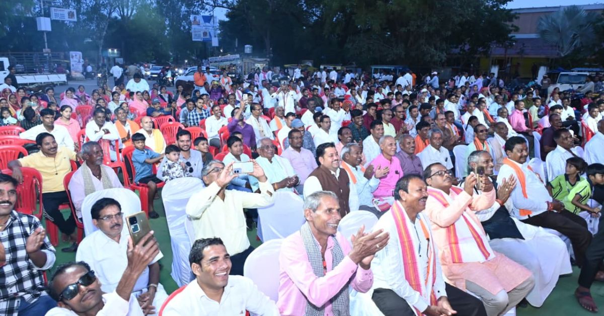 उपमुख्यमंत्री विजय शर्मा कवर्धा में भगवान सहस्त्रबाहु अर्जुन जन्मोत्सव कार्यक्रम में दीप प्रज्ज्वलित करते हुए