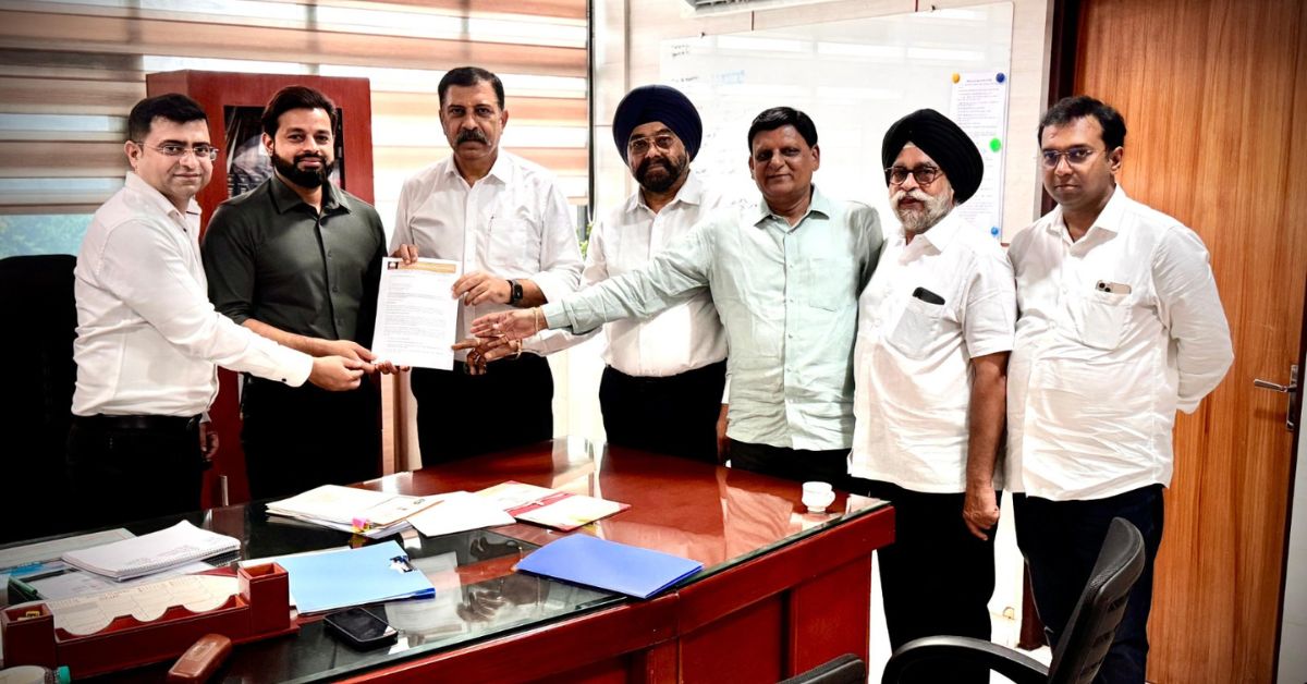 “कैट के राष्ट्रीय वाइस चेयरमैन अमर पारवानी और टीम रायपुर में जीएसटी आयुक्त पुष्पेंद्र मीणा को ज्ञापन सौंपते हुए”