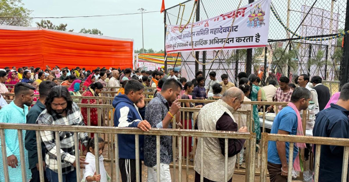 रायपुर महादेव घाट पर छठ व्रती उगते सूर्य को अर्घ्य देते हुए, नदी किनारे श्रद्धालुओं की भीड़