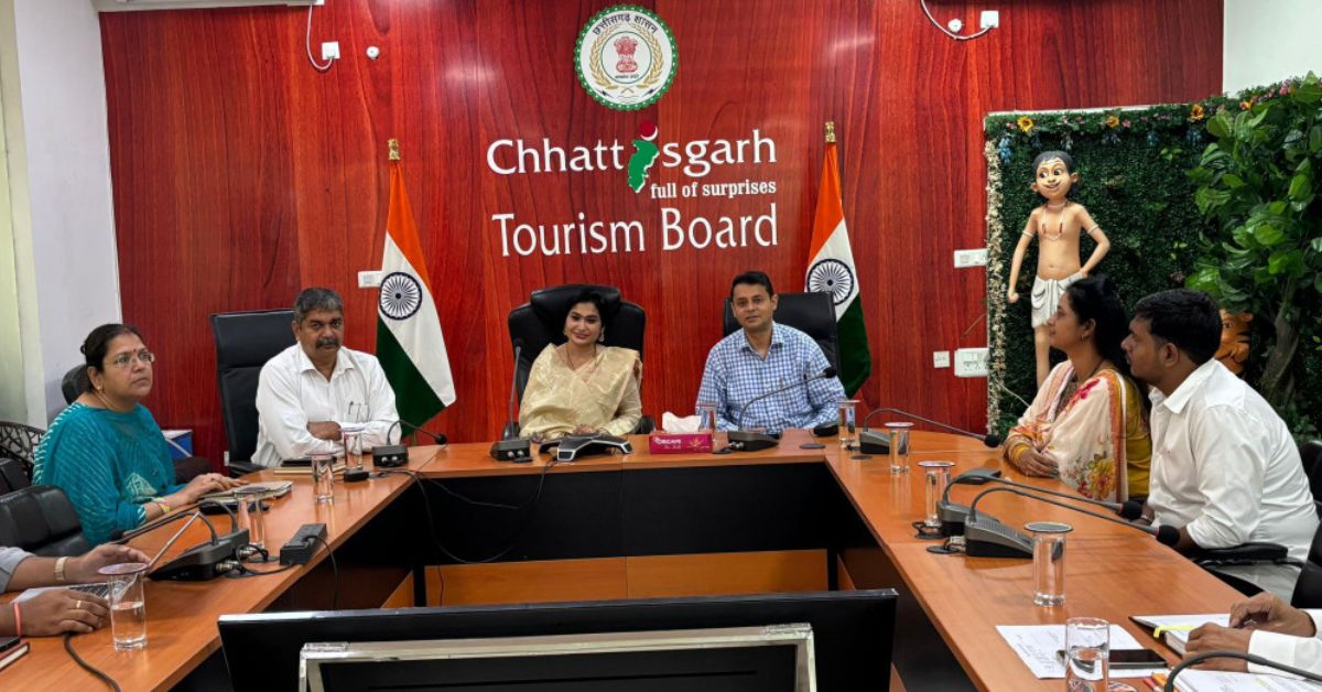 “छत्तीसगढ़ फिल्म विकास निगम की अध्यक्ष मोना सेन रायपुर में टूरिज्म बोर्ड अधिकारियों के साथ फिल्म सिटी परियोजना की समीक्षा करती हुईं”