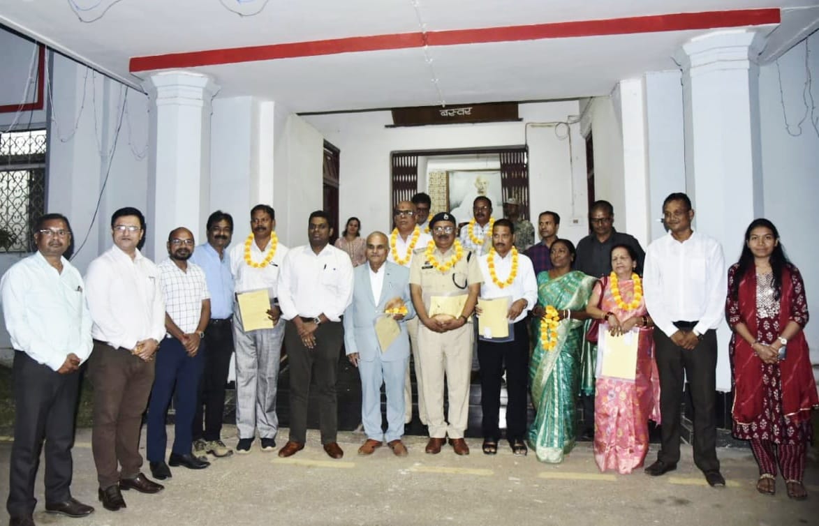 सेवानिवृत्ति दिवस पर सौंपा पेंशन भुगतान एवं जीपीएफ प्राधिकार पत्र