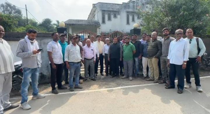 बाउंड्री वॉल नहीं बनने से कॉलोनी में बढ़ी आपराधिक वारदातें, आक्रोशित लोगों ने हाउसिंग बोर्ड अध्यक्ष के निवास का किया घेराव