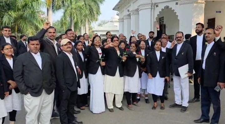 अधिवक्ताओं ने किया अनूठा विरोध प्रदर्शन गुलाब फूल भेंट कर कॉलोनी खाली कराने की अपील