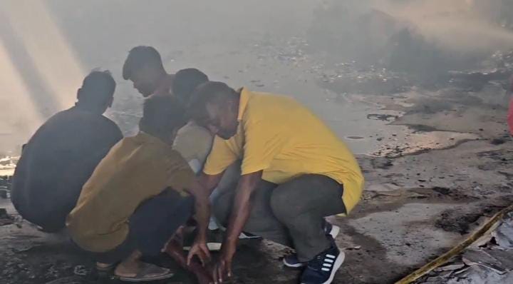 MG रोड स्थित फर्नीचर गोदाम में भीषण आग, फायर ब्रिगेड की टीम घंटों से कर रही मशक्कत