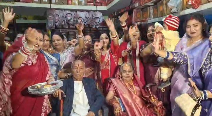 65 साल बाद फिर सजी बारात… 82 साल के दूल्हे और 77 साल की दुल्हन ने लाठी के सहारे एक-दूसरे को पहनाई वरमाला