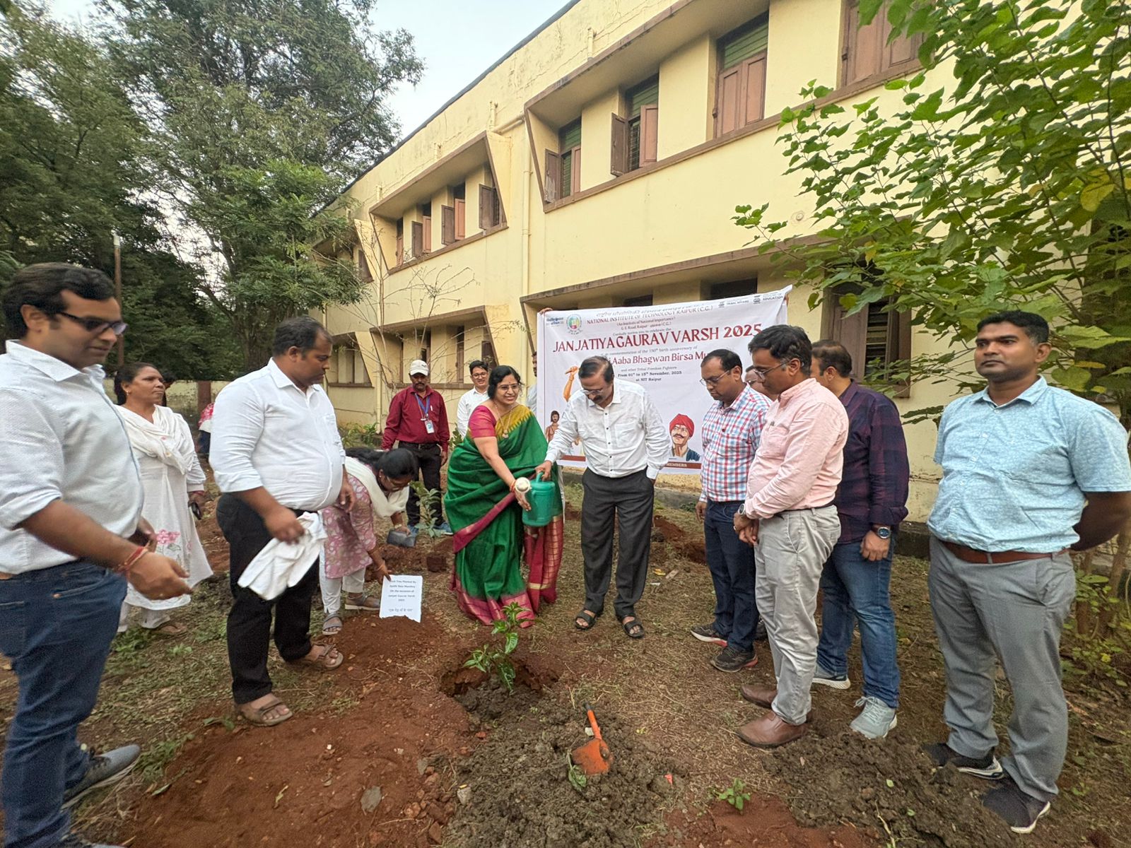 वृक्षारोपण, प्रश्नोत्तरी और सांस्कृतिक गतिविधियों से जनजातीय संस्कृति के प्रति जागरूकता का संदेश