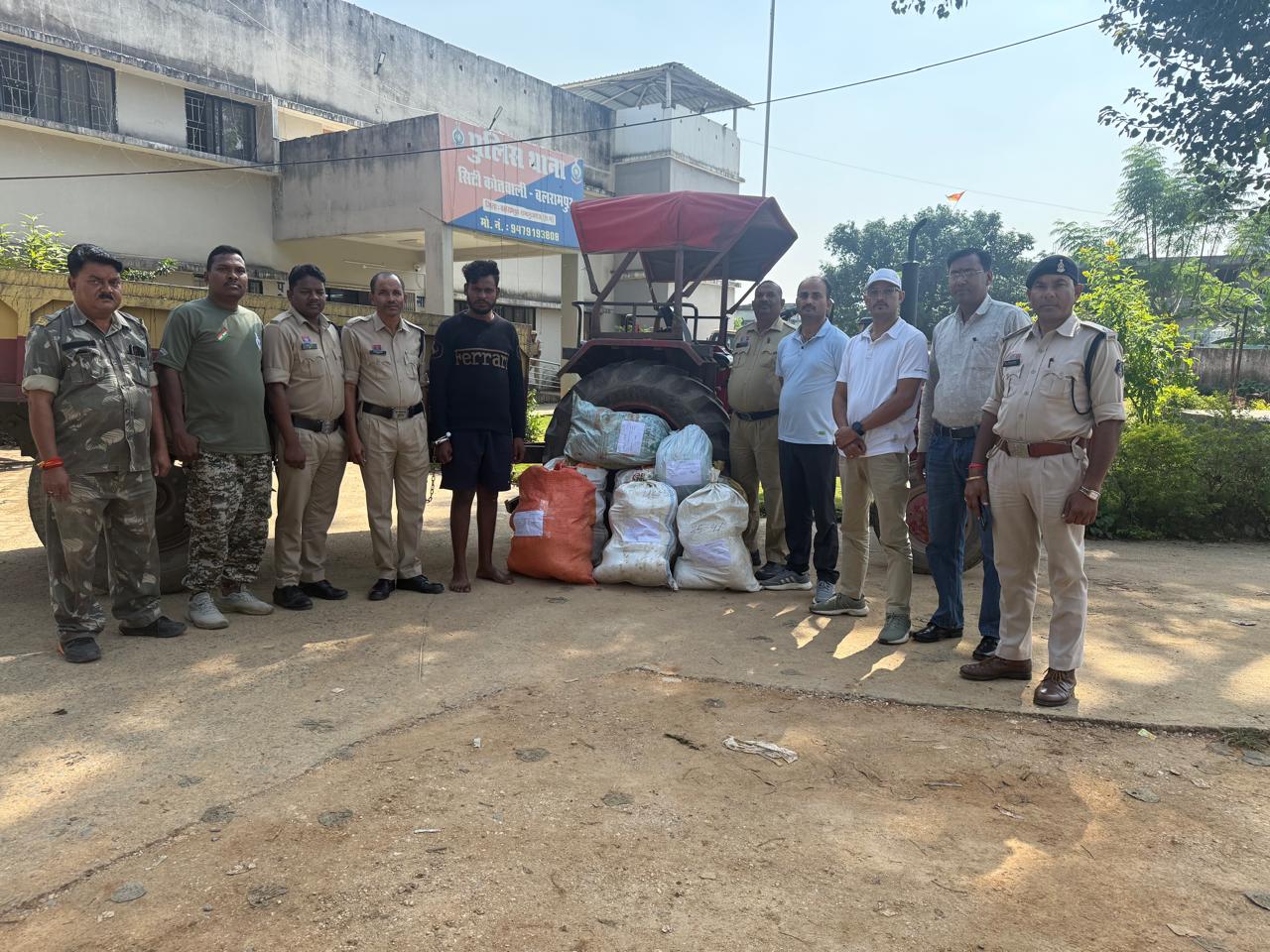 ट्रैक्टर ट्रॉली में छिपाकर ले जा रहा था 106 किलो गांजा, पुलिस ने किया गिरफ्तार