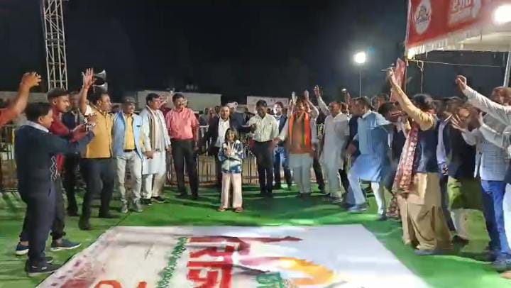 छत्तीसगढ़ी गीत की धुन पर थिरके वन विकास निगम अध्यक्ष रामसेवक पैकरा, कलेक्टर-एसएसपी ने भी मिलाया कदम