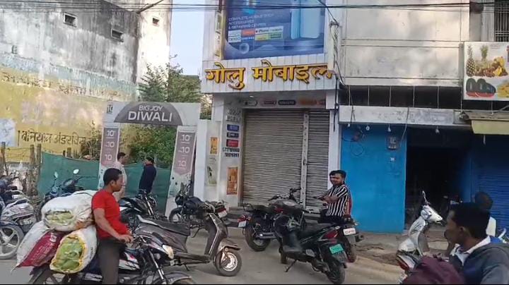 शहर में चोरों के हौसले बुलंद — कोतवाली के पास गोलू मोबाइल में 25 लाख की चोरी
