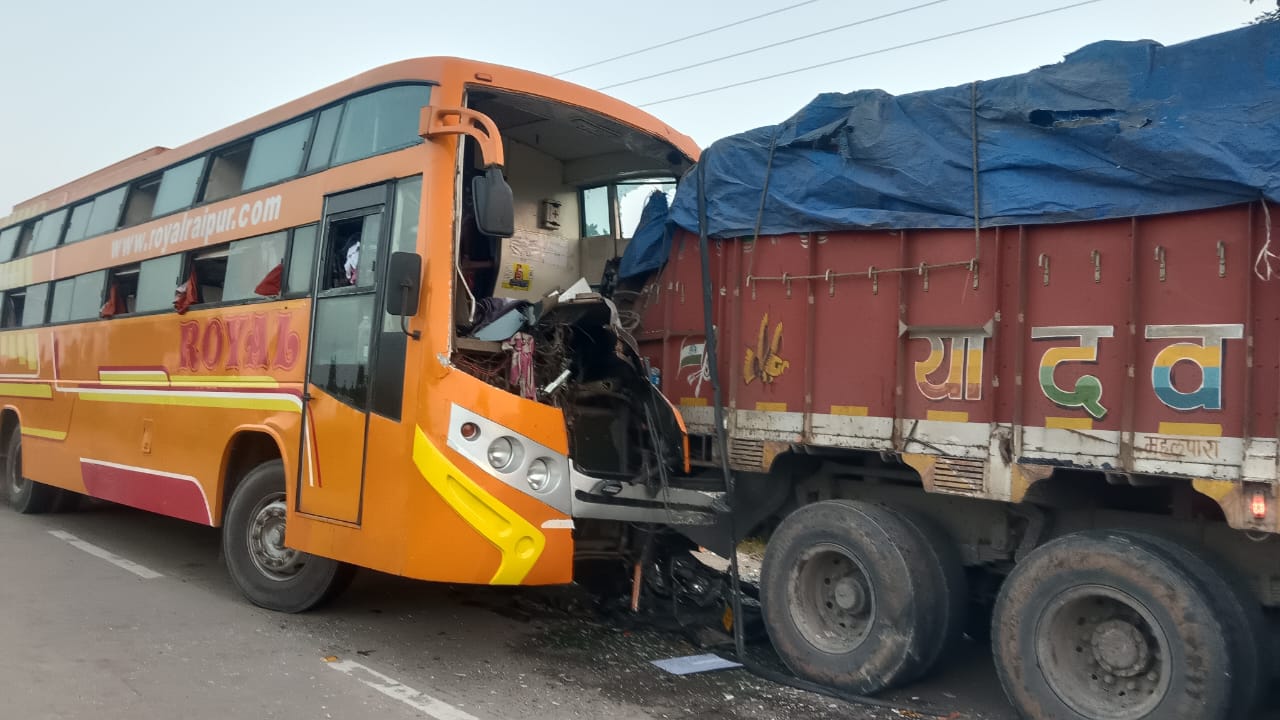 रॉयल बस खड़े ट्रक से जा टकराई — आधा दर्जन से अधिक यात्री घायल, कई की हालत गंभीर