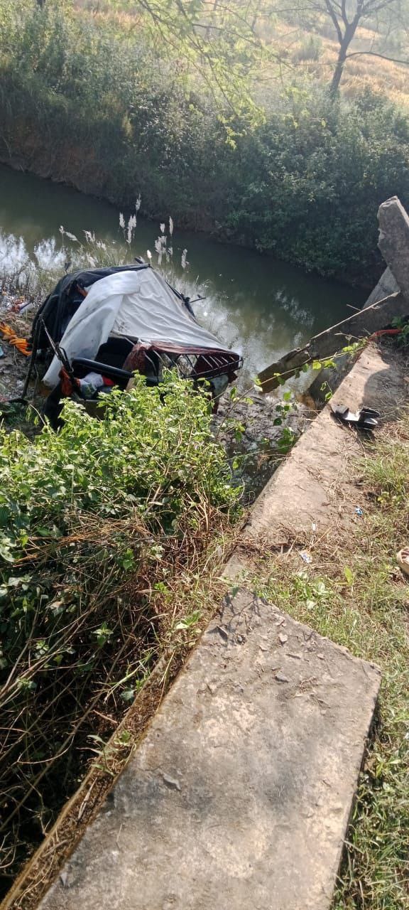 ऑटो नदी में पलटा — 14 महिलाएं घायल, एक की मौत