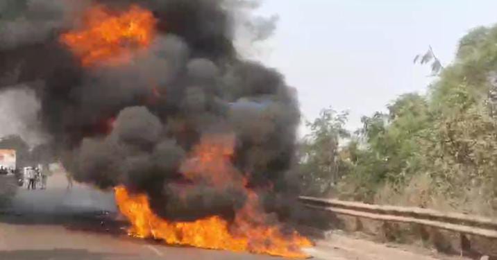 चलती ट्रक में लगी आग, कोयला और केबिन जलकर राख