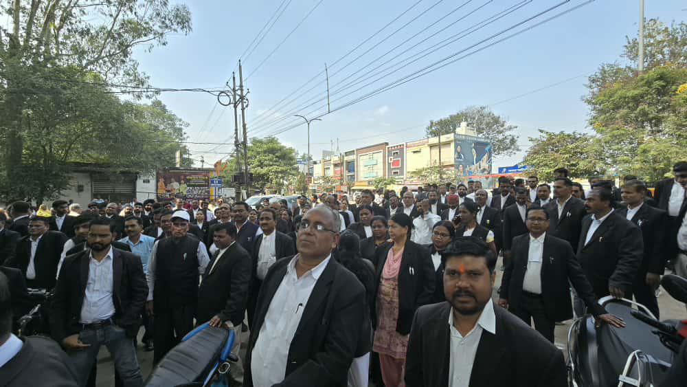न्यायालय भवन के स्थानांतरण के विरोध में अधिवक्ताओं की विशाल रैली
