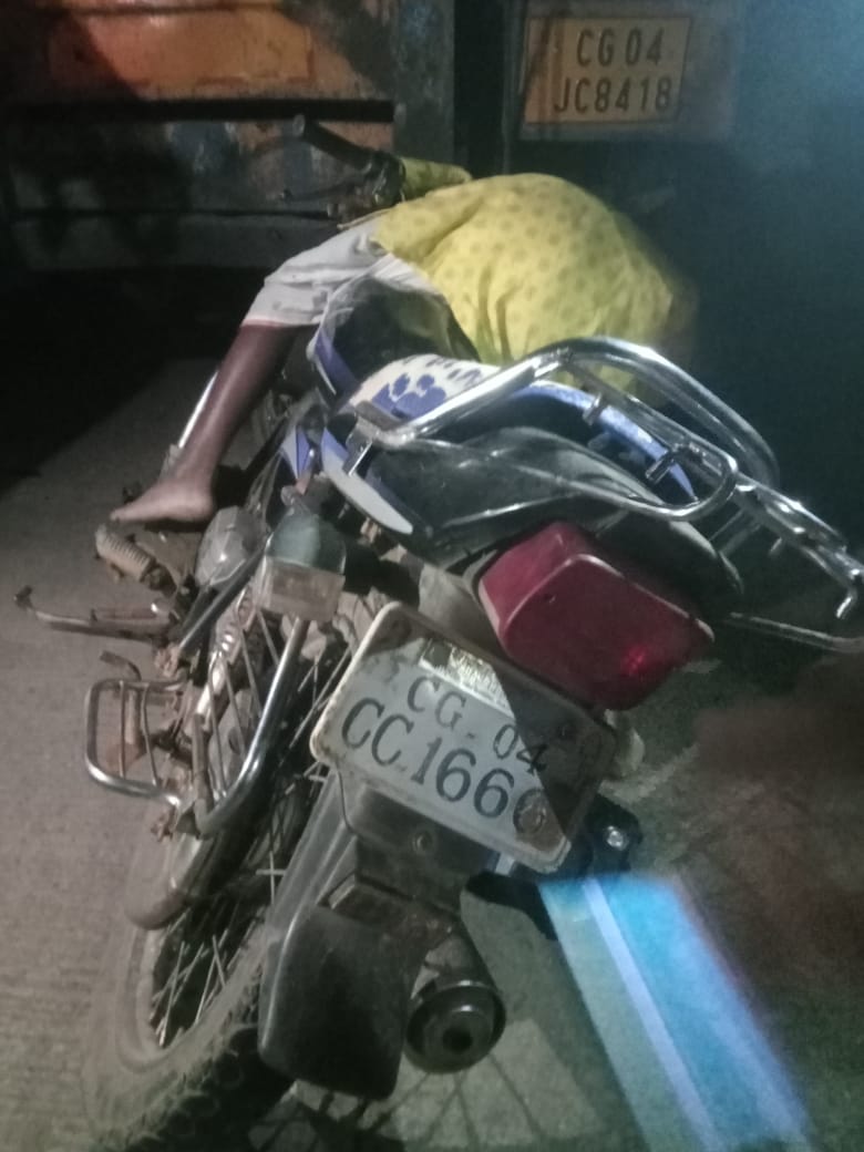 सड़क हादसे में बाइक सवार ग्रामीण की मौत, दो दिन से हाईवे पर खड़ा खराब ट्रक बना मौत का सबब