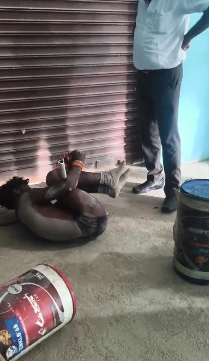 कमरा बंद कर युवक के साथ बेरहमी से&hellip;