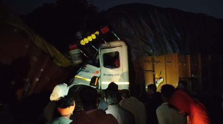 ट्रकों की आमने-सामने जबरदस्त टक्कर, दो की मौके&hellip;