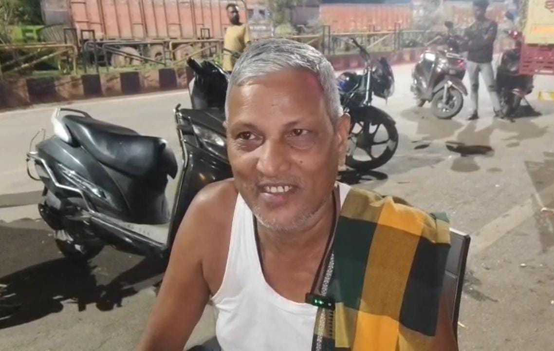 लूंगी पहनकर खाना खाने पहुंचे…