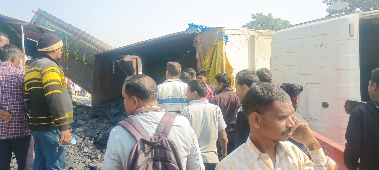 तेज रफ्तार हाईवा दुकान में…