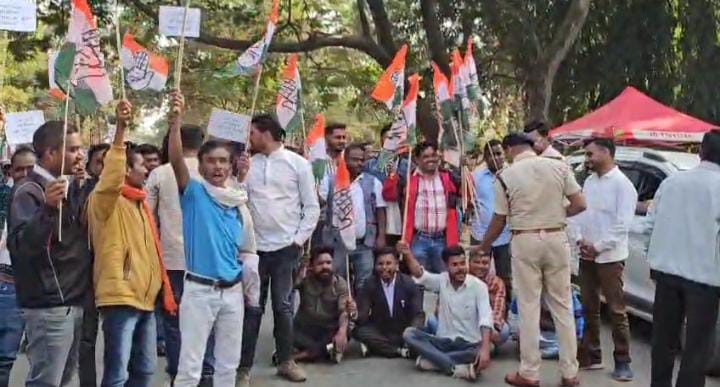 सीतापुर में किसानों का धरना,&hellip;