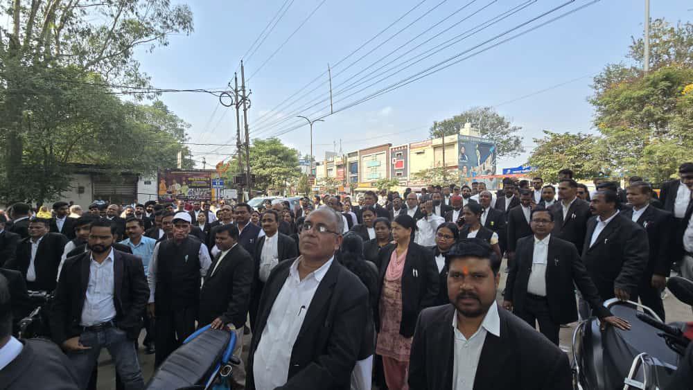 अंबिकापुर में अधिवक्ताओं का कलमबंद…