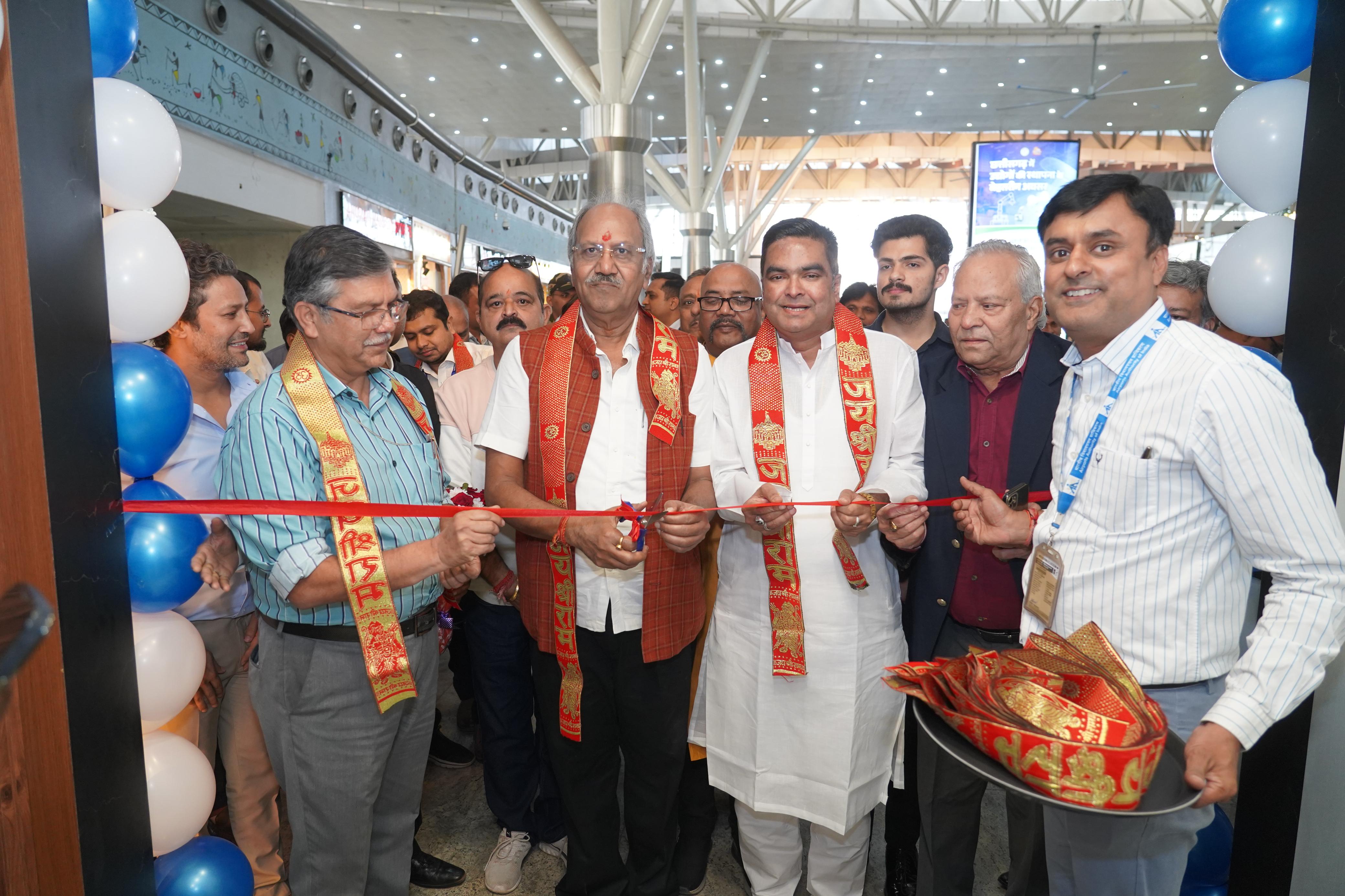 रायपुर एयरपोर्ट पर यात्रियों के…