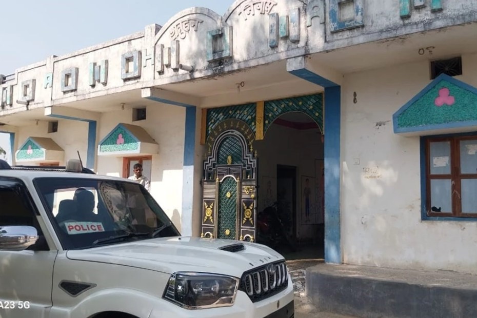 बंदूक की नोक पर किसान के घर लाखों की लूट, 11 परिजन बंधक बने