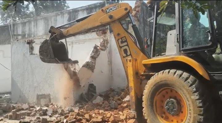 अंबिकापुर में गुलाब कॉलोनी में चला बुलडोजर, 13 मकान हुए जमींदोज, बनेगा नया न्यायालय भवन