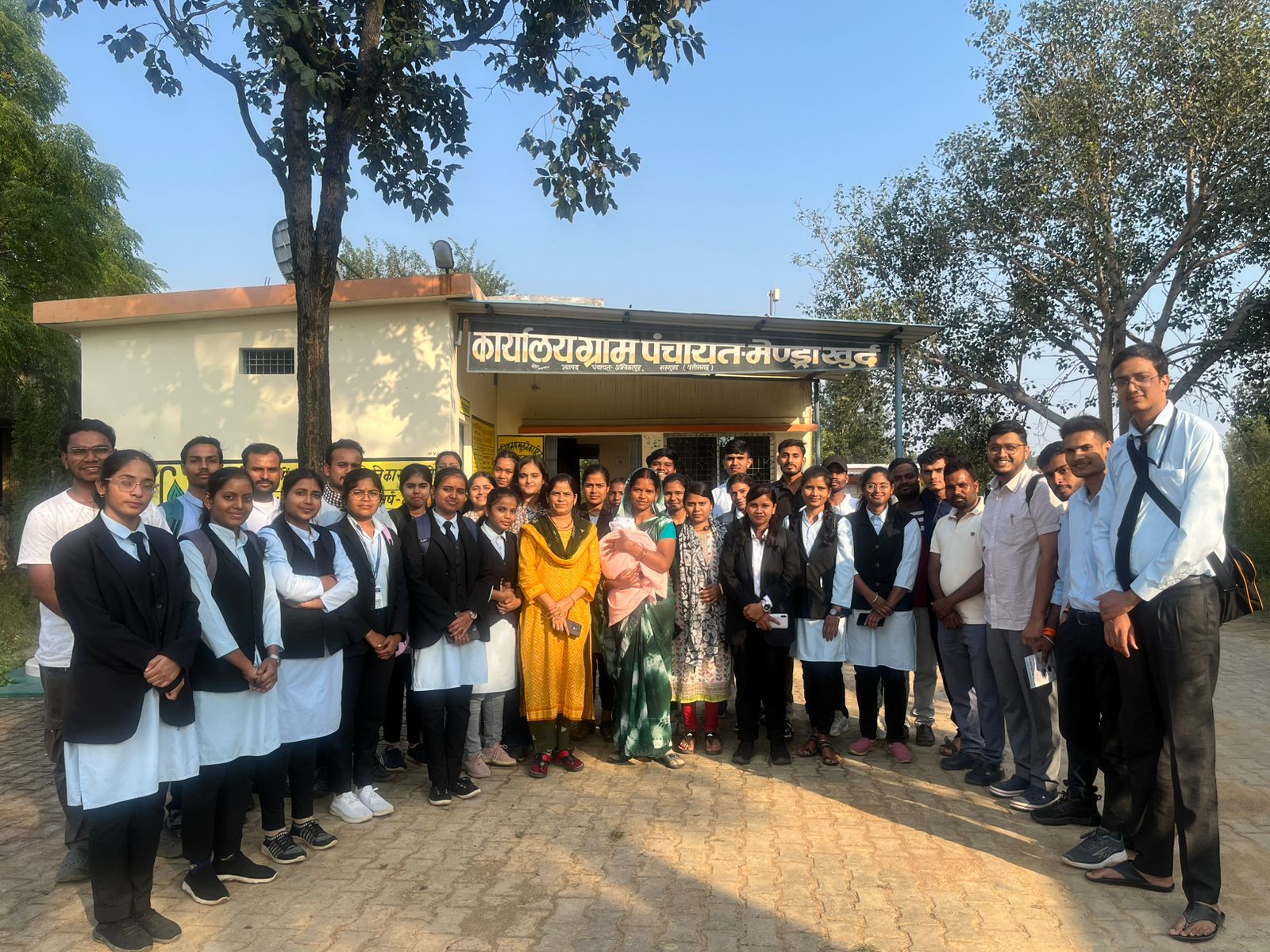 विद्यार्थियों ने सीखा समाज से…