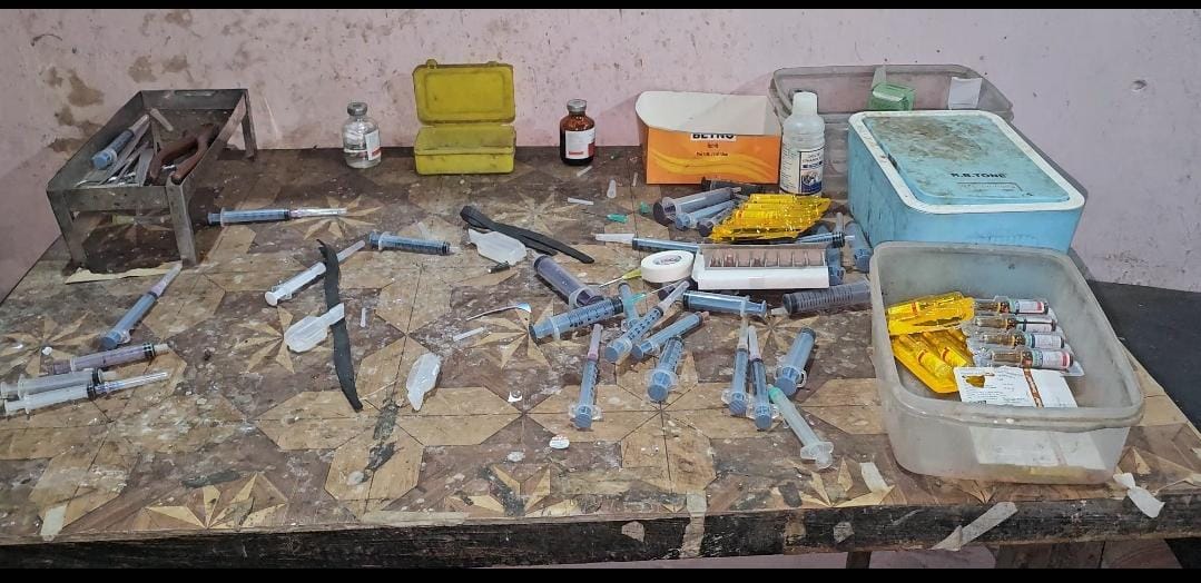 लखनपुर में फर्जी अस्पताल पर स्वास्थ विभाग की बड़ी कार्रवाई, दुकान सील