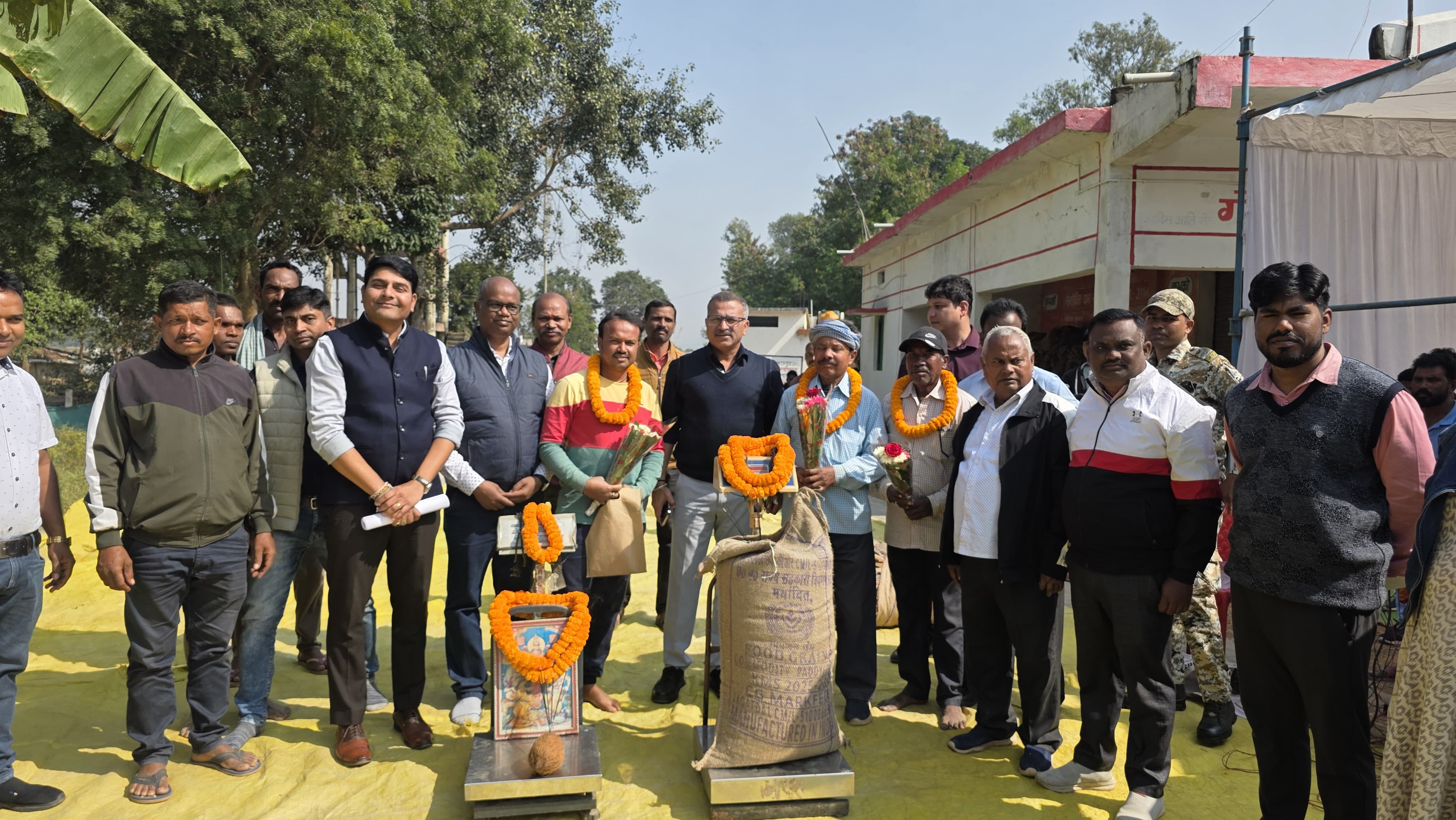 नमनाकला समिति से धान खरीदी महापर्व का शुभारंभ, कलेक्टर ने किसान अनंत मंडल को पहनाई फूलमाला