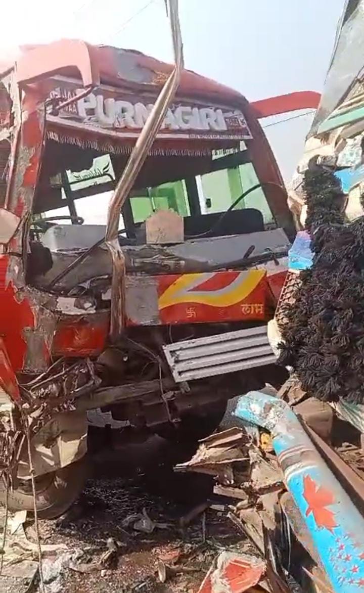 यात्री बस और ट्रक की आमने-सामने भिड़ंतकई यात्री घायल, ट्रक चालक फरार