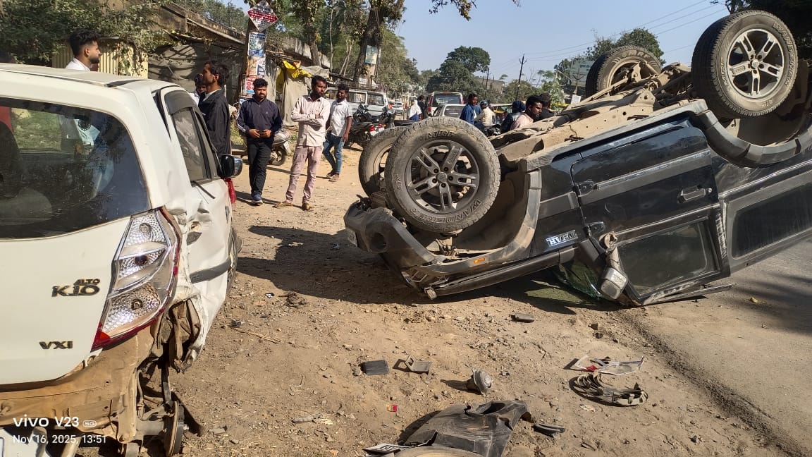 अजीरमा बाजार के पास भीषण सड़क हादसा अल्टो और थार में आमने-सामने की टक्कर, गाड़ियां क्षतिग्रस्त