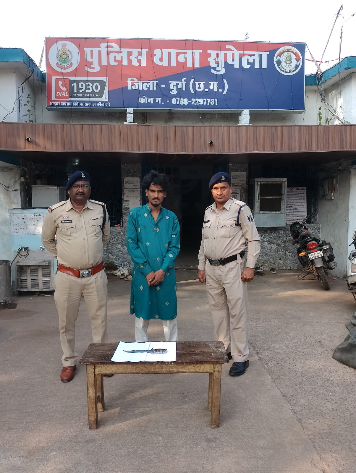 सुपेला पुलिस की बड़ी कार्रवाई—चाकू लहराकर दहशत फैलाने वाला युवक गिरफ्तार