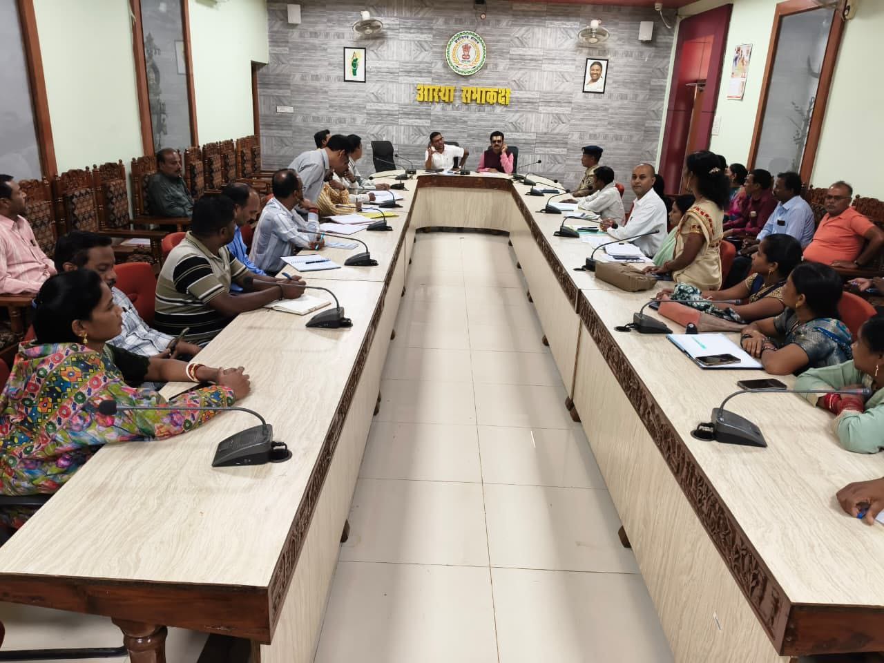 सड़कों पर मवेशियों को खुला&hellip;