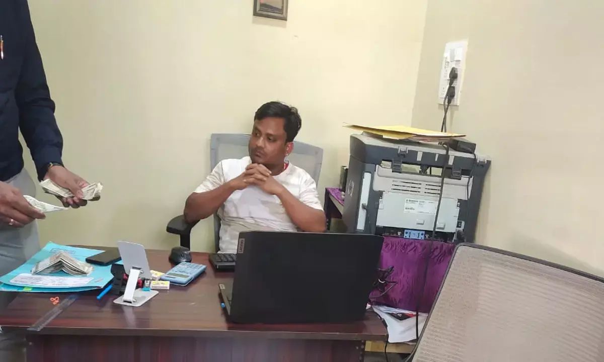 रंगे हाथ पकड़ा गया सब इंजीनियर: ACB ने छापा मारकर 30 हजार की रिश्वत के साथ दबोचा