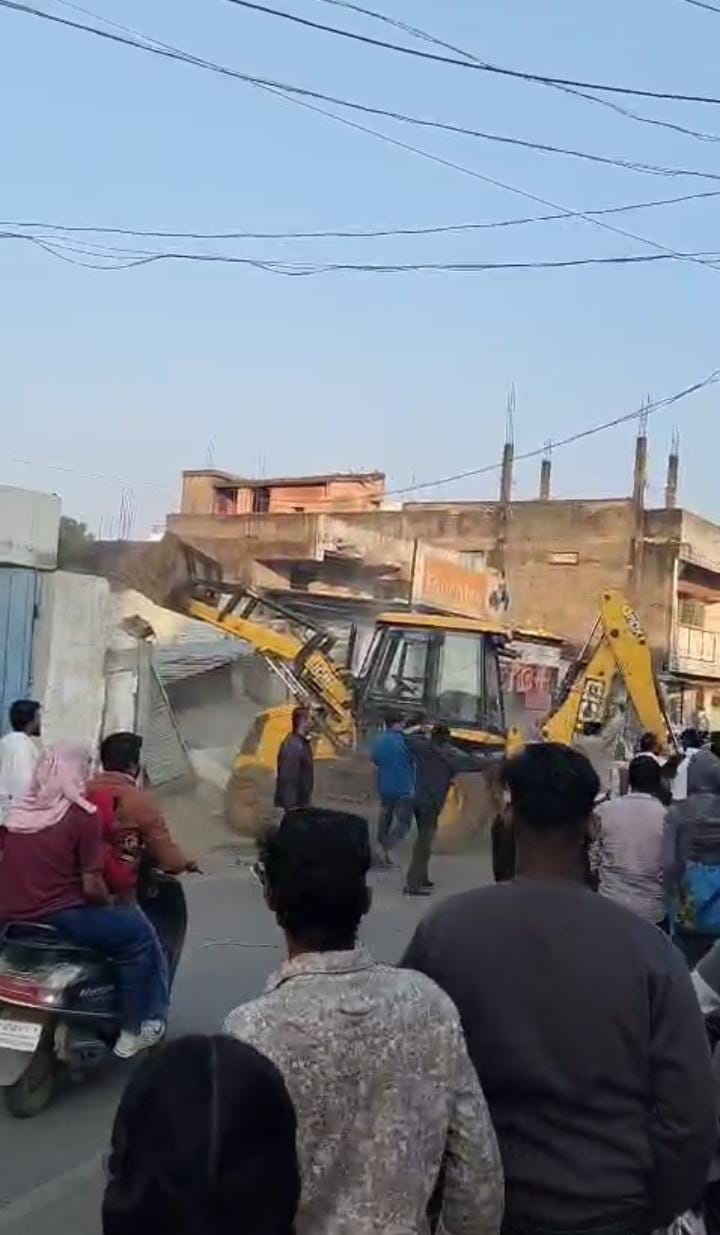 दो पक्षों में जमीन विवाद को लेकर जमकर मारपीट, एक घंटे तक जाम