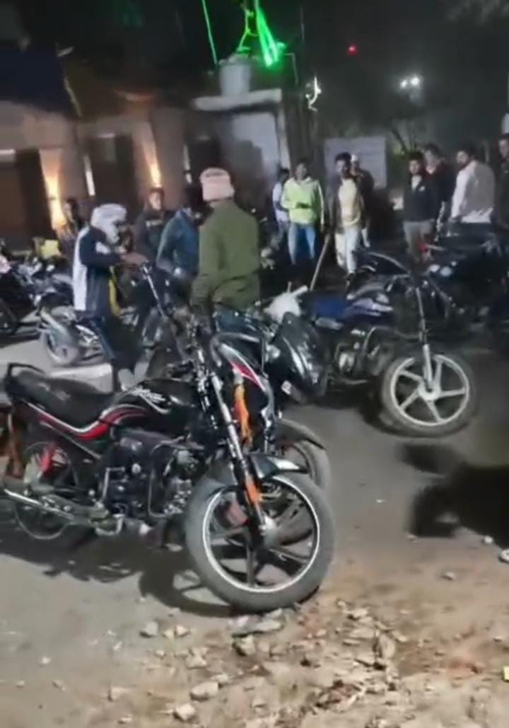 व्यापार विहार शराब भट्टी में दो गुटों के बीच जमकर मारपीट, लाठी-डंडों से हमला ,क्षेत्र में अफरातफरी