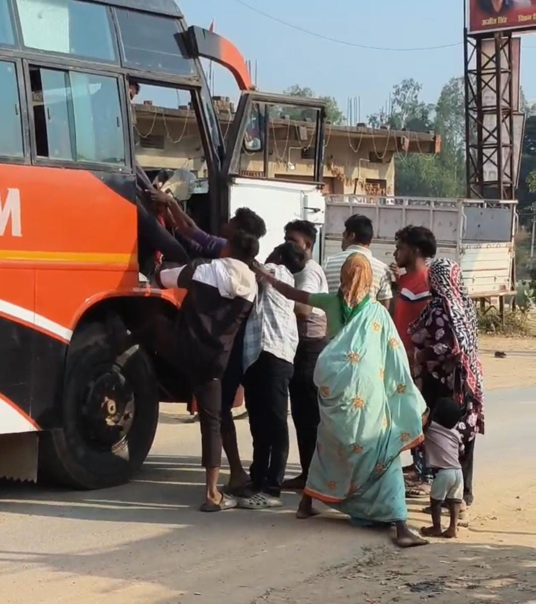 बस चालक से मारपीट का वीडियो वायरल, लखनपुर…