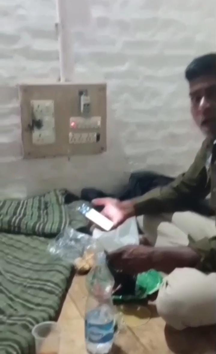 चौकी में शराबखोरी का वीडियो वायरल, दो आरक्षक…