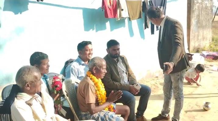 पूर्व राज्यपाल अनुसुइया उइके का बसंत पंडो को वीडियो कॉल, राष्ट्रपति सम्मान पर दी बधाई