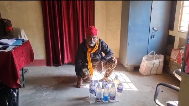 कोर्ट के पीछे ठेले से 11 लीटर महुआ…