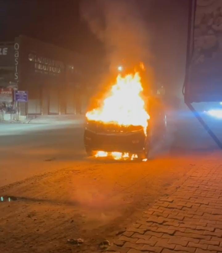 चलती कार में लगी अचानक आग, चालक ने…