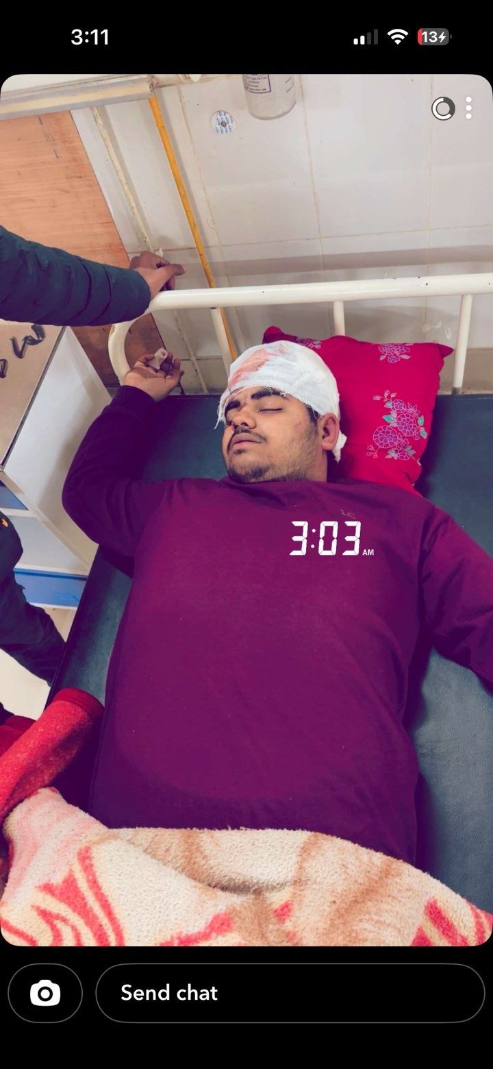 अकेले युवक पर 12 से 15 लोगों ने…