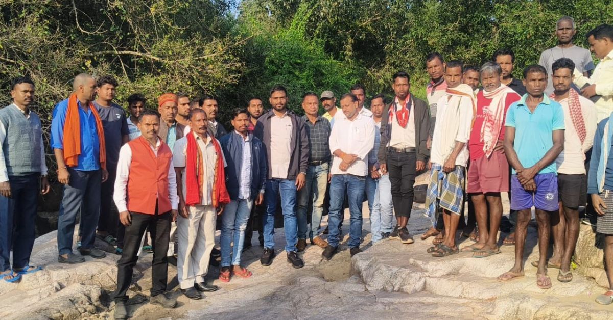 सीतापुर विधानसभा क्षेत्र के ग्रामीण इलाकों में विकास कार्यों के निरीक्षण के दौरान स्थानीय ग्रामीणों और प्रतिनिधियों का समूह। पहाड़ी क्षेत्र में फील्ड विज़िट और जनसंवाद।