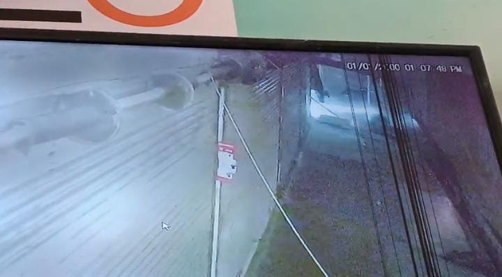 तेज रफ्तार कार अनियंत्रित होकर दुकान में घुसी, CCTV फुटेज में कैद हुई घटना