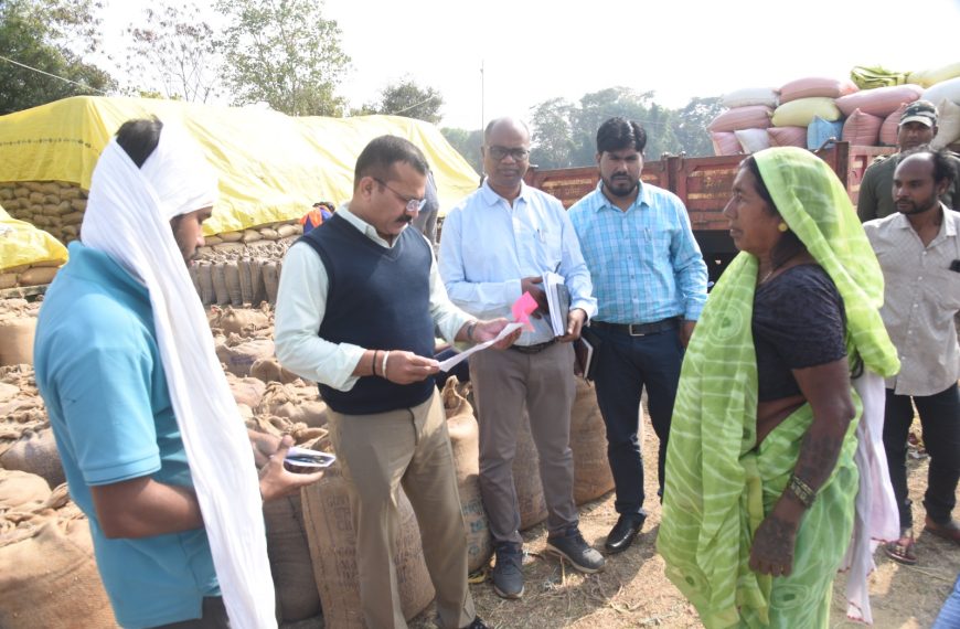 कलेक्टर भोसकर ने धान केंद्रों का निरीक्षण, किसानों से ली खरीदी व्यवस्था की जानकारी