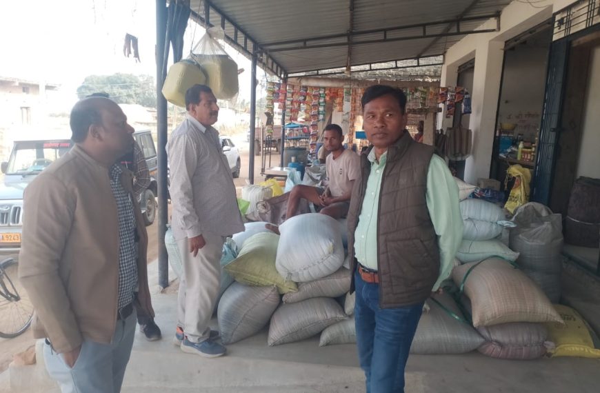 उदयपुर विकासखंड के मडगांव में किराना दुकान से 200 बोरी (80 क्विंटल) धान जब्त